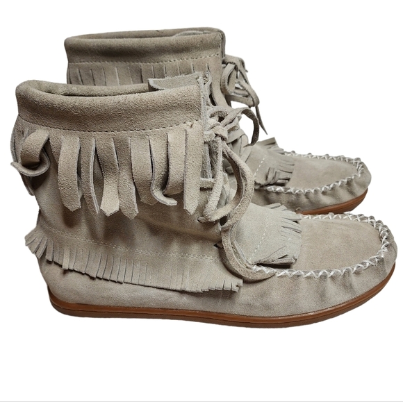 Softmoc grey moccasin fringe booties. - Picture 1 of 17